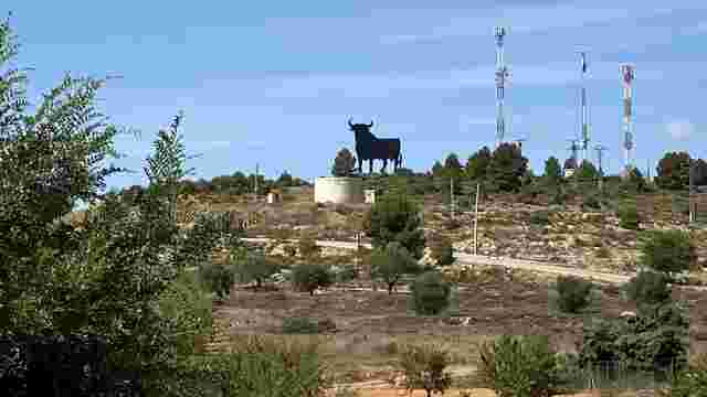 Toro de Osborne junto a Villargordo del Cabriel